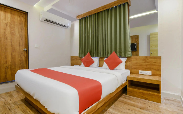 OYO 70998 Hotel Safari Inn