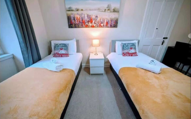 2-bed Apartment in Morningside - by Holiday Homes