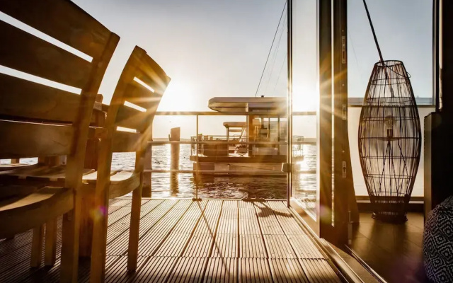 Modern Houseboat for 4 Guests
