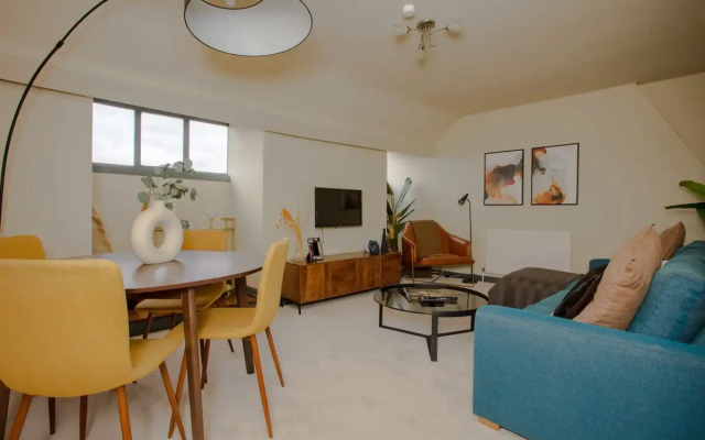 The Crescent Moon - Elegant 1bdr Flat