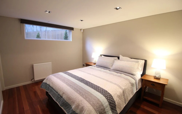 Sunny Sandy Bay Apartment