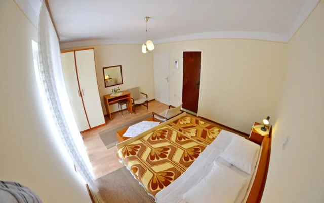 Apartment and Rooms Ruža