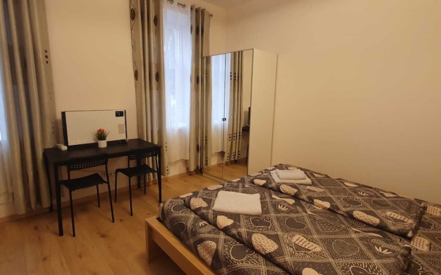 Group Stay 3 Apts Near Enkplatz