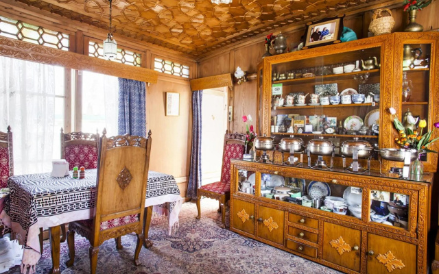 The Shelter Group of Houseboats