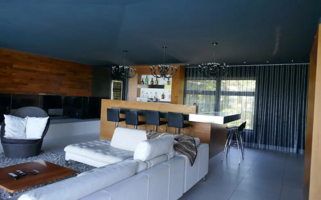 Contemporary Style With Amazing View 3-4 Br