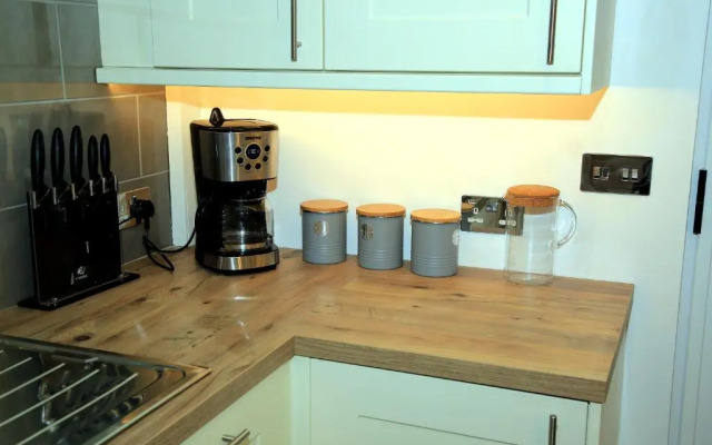 A Modern, Comfy Newly Remodeled 2bd House