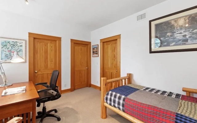 Polecat Chalet 4 Bedroom Home by RedAwning