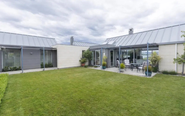 The Lakehouse - Cromwell Holiday Home