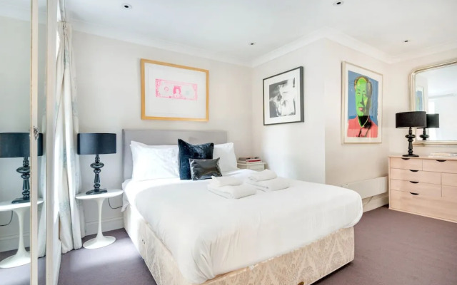 Chic Chelsea Home near South Kensington by UnderTheDoormat