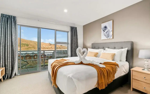 2-Bedroom Remarkables Apartment