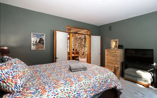 Riffle River Lodge 3 Bedroom Home by NW Comfy Cabins by RedAwning