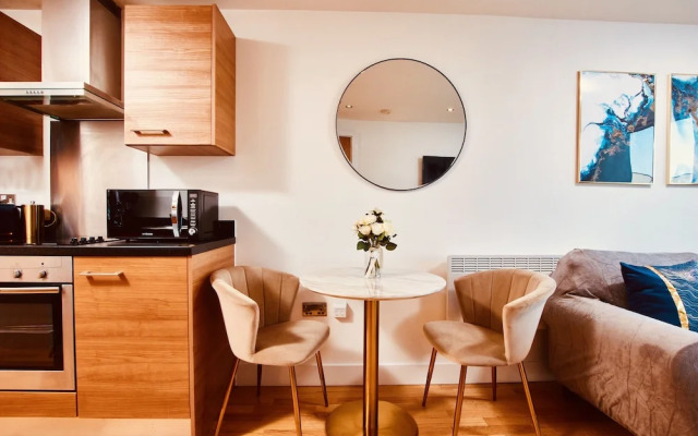 King Deluxe City Apt, Balcony View & Free Parking!