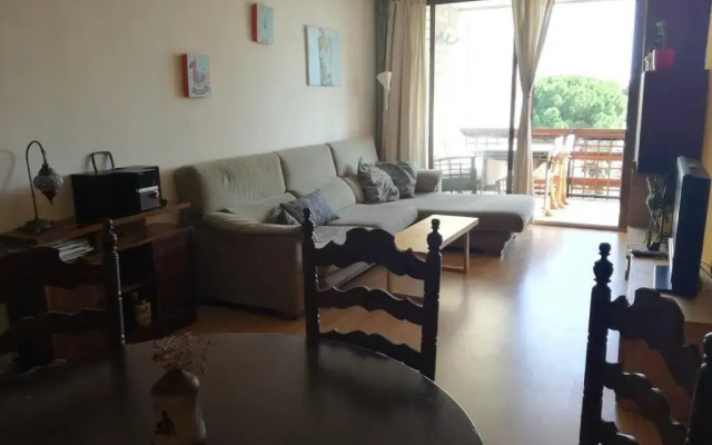 Apartament a Roses. Terrassa i piscina comunitaria