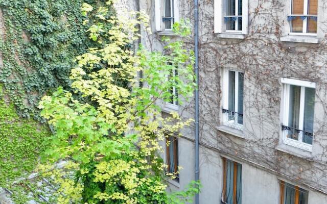 Отель One Bedroom Flat in Montparnasse вид на фасад
