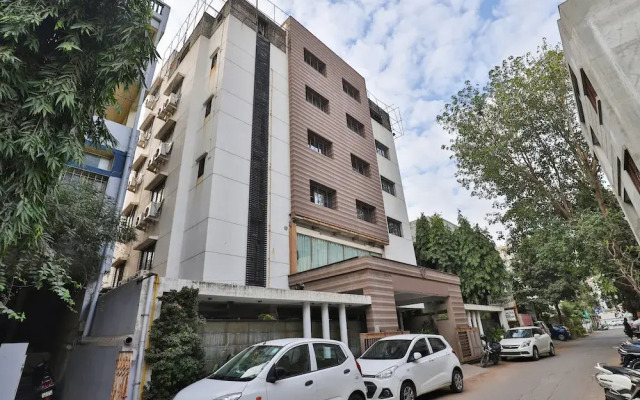 Oyo 27662 Varma Palace