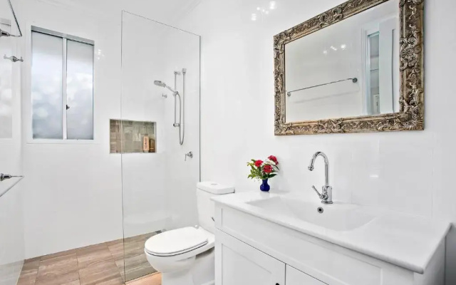 Jetty Splendour Guest Bedroom with Bathroom en-suite B'nB