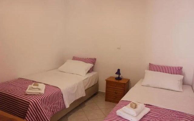 Aaron Studios Apartments
