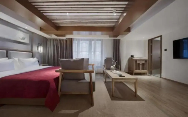 Qianna Bianyuan Hotel