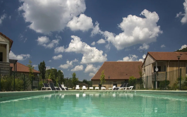 Stay in Les Eyzies With Pool
