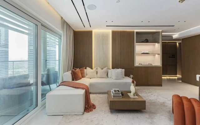 Prime JLT Stay Near Metro Lakeside Dining