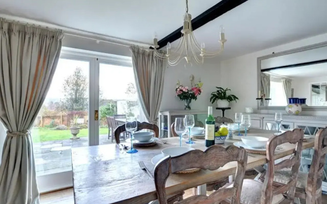 Stunning Holiday Home in Robertsbridge with Private Garden