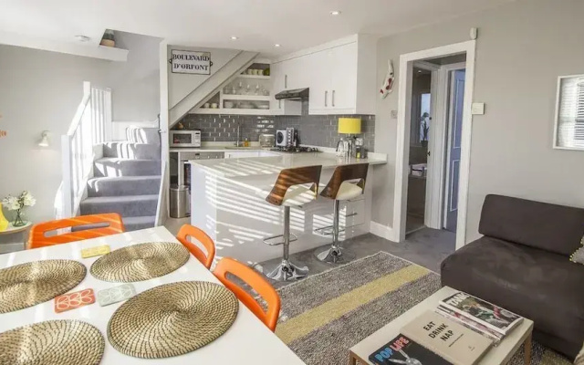 Stylish and Chic Regents Park Two bed