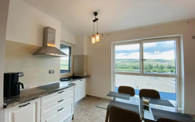Deluxe Apartment with balcony and private parking in Colvmna Residence