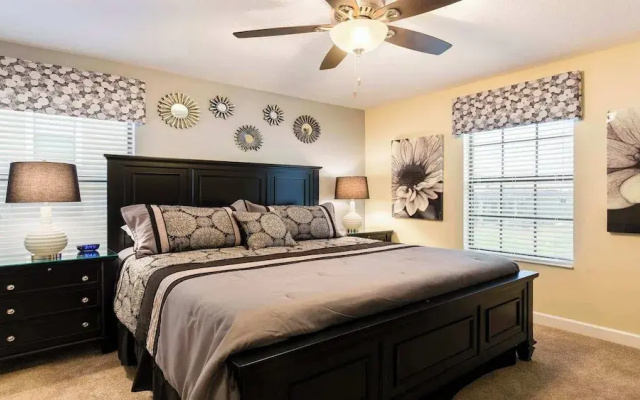 Opulent Villa, 10 Min to Disney, Pool & Spa