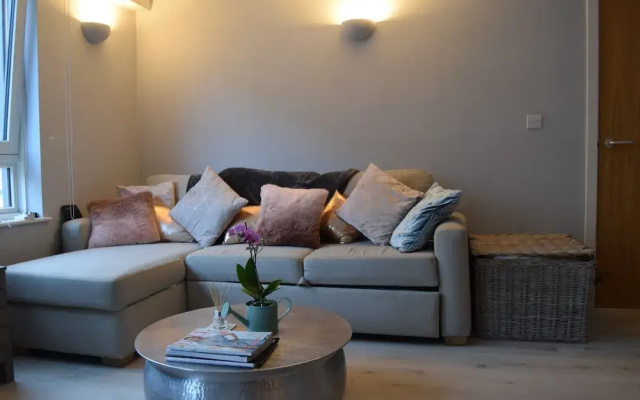 1 Bedroom Apartment by the River in Imperial Wharf