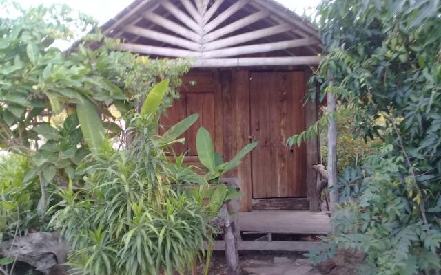 Отель Sirianda Bungalows Ланта вид на фасад