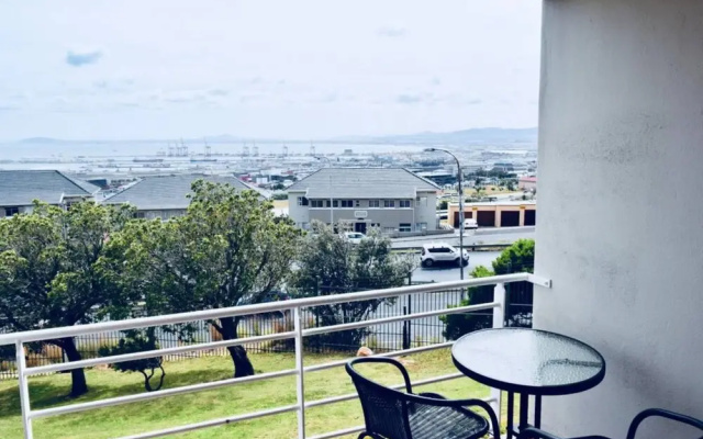 Bright Studio Apartment in Devils Peak