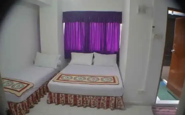 City Room W/ 2 Beds + Bathroom @ Town 10