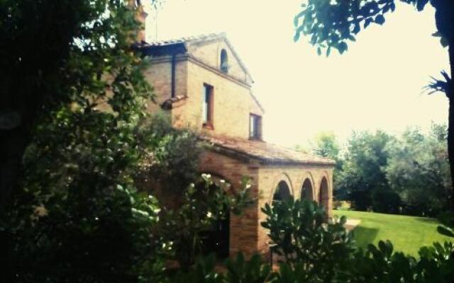 Отель B&B La Casa tra gli Ulivi Чивитанова-Марке вид на фасад