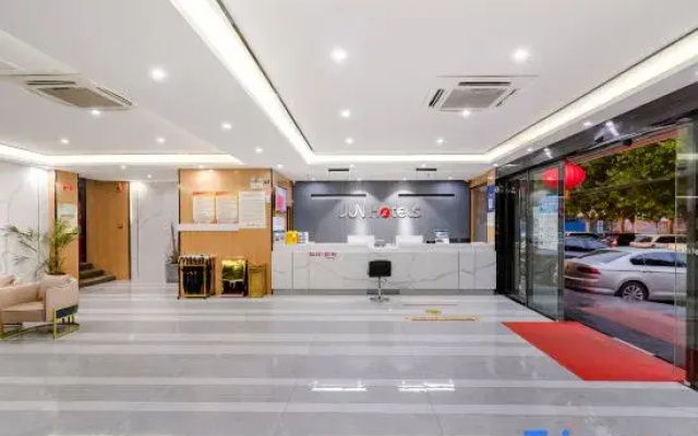 Junyi Hotel (Huaibin Mobile Building Store)