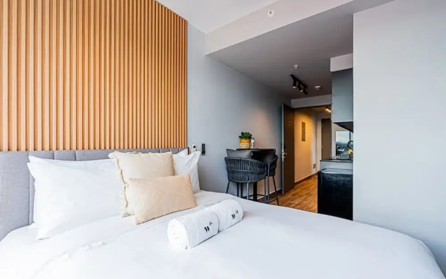 w Sophisticated 1BR w Great Deco in Centriqo