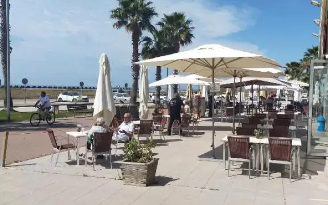 Apartamento para 5 personas frente al mar con piscina y parking