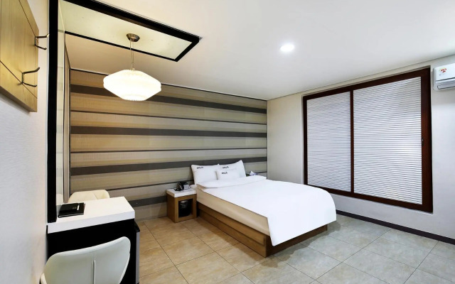 White Tourist Hotel