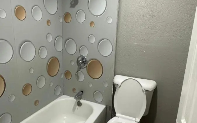 All Seasons Inn  Suites