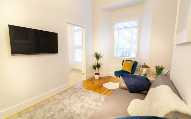 Central Plymouth Apartment By University