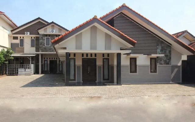 Wisma Ray Syariah by OYO Rooms