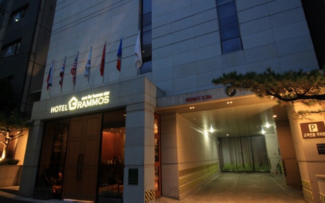 Grammos Hotel вид на фасад