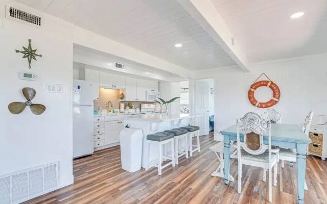 Enjoy the View, Walk to Beach! Galveston Hideaway