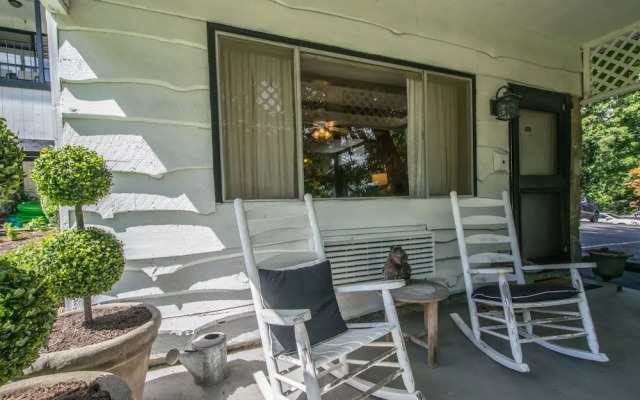 Stone Studio Lakefront Pool Access