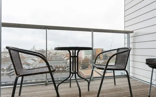 Modern 1 Bedroom Apartment Near Canary Wharf With Balcony