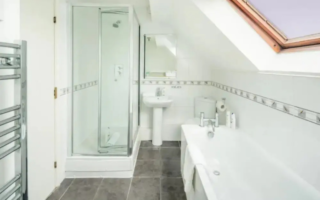 Beautiful 2bed House 6mins to Tube 2mins to Thames