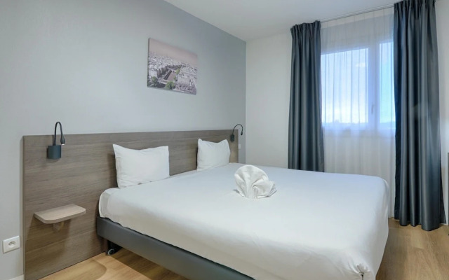 Riverside Couples Stay Near Paris