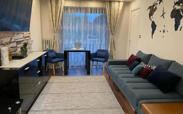 Charming AC 2-bedroom apartment Antibes city center family, couples friendly