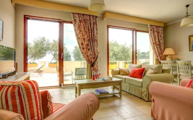 Kalliope Villa - Classic Modern With a Splash of Glam