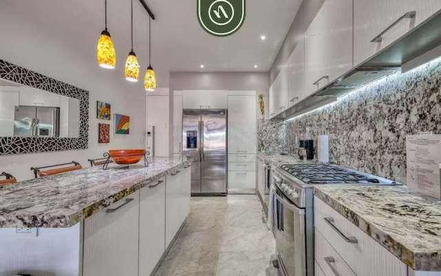 Stunning 2 BR Condo in Romantic Zone - Pool