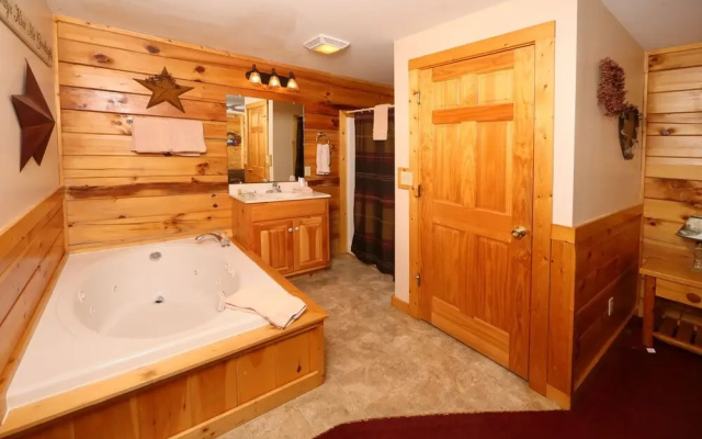 Hugs n Kisses 1 Br cabin by RedAwning